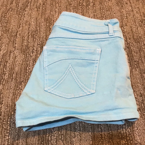 Baby blue denim shorts - Picture 2 of 3
